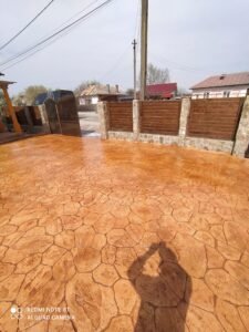 Beton amprentat decorativ realizat profesional de PaulPav, ideal pentru curți, alei și terase