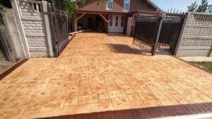 Beton amprentat decorativ realizat profesional de PaulPav, ideal pentru curți, alei și terase