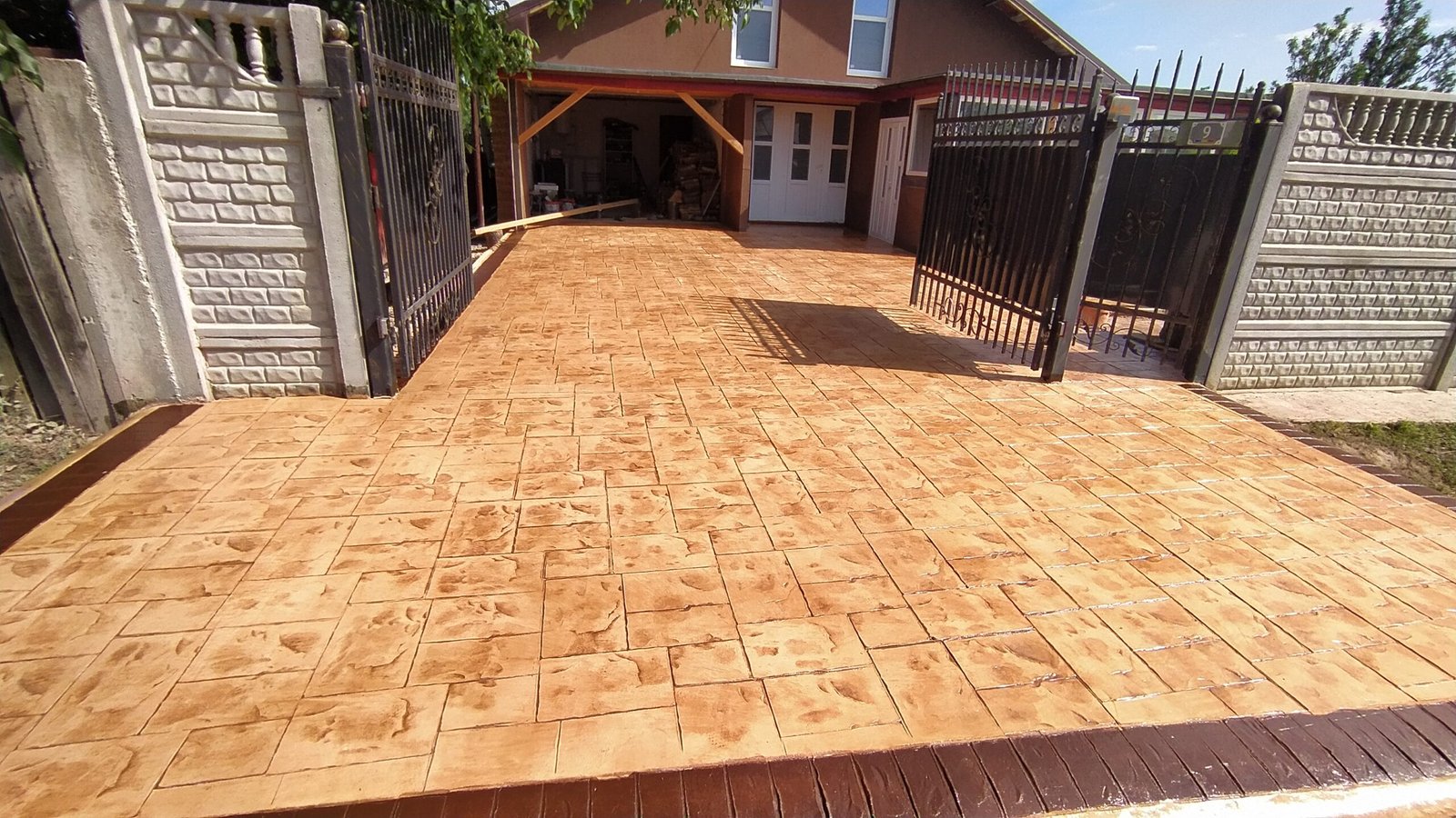 Beton amprentat decorativ realizat profesional de PaulPav, ideal pentru curți, alei și terase