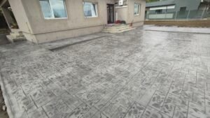 Beton amprentat durabil și estetic pentru exterior, soluție profesională oferită de PaulPav
