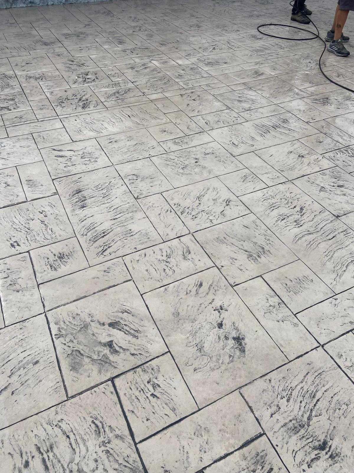 Beton amprentat decorativ realizat profesional de PaulPav, ideal pentru curți, alei și terase