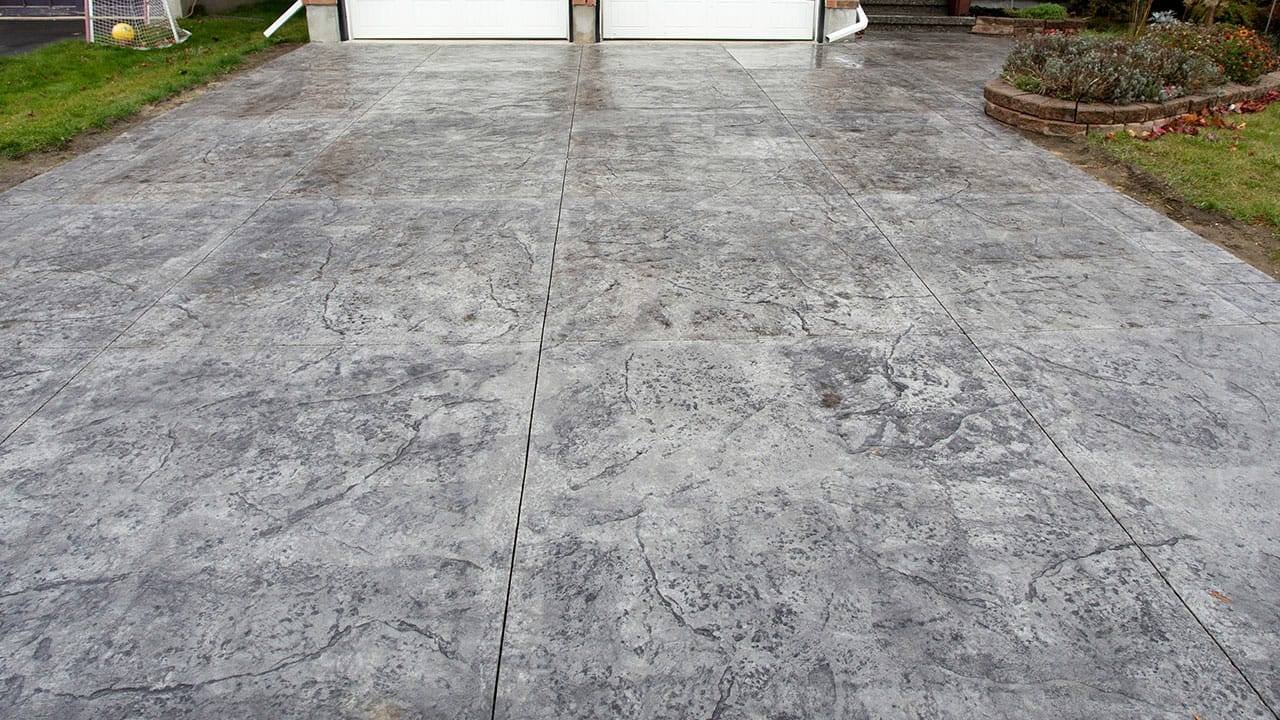 Curte eleganta realizata cu beton amprentat modern