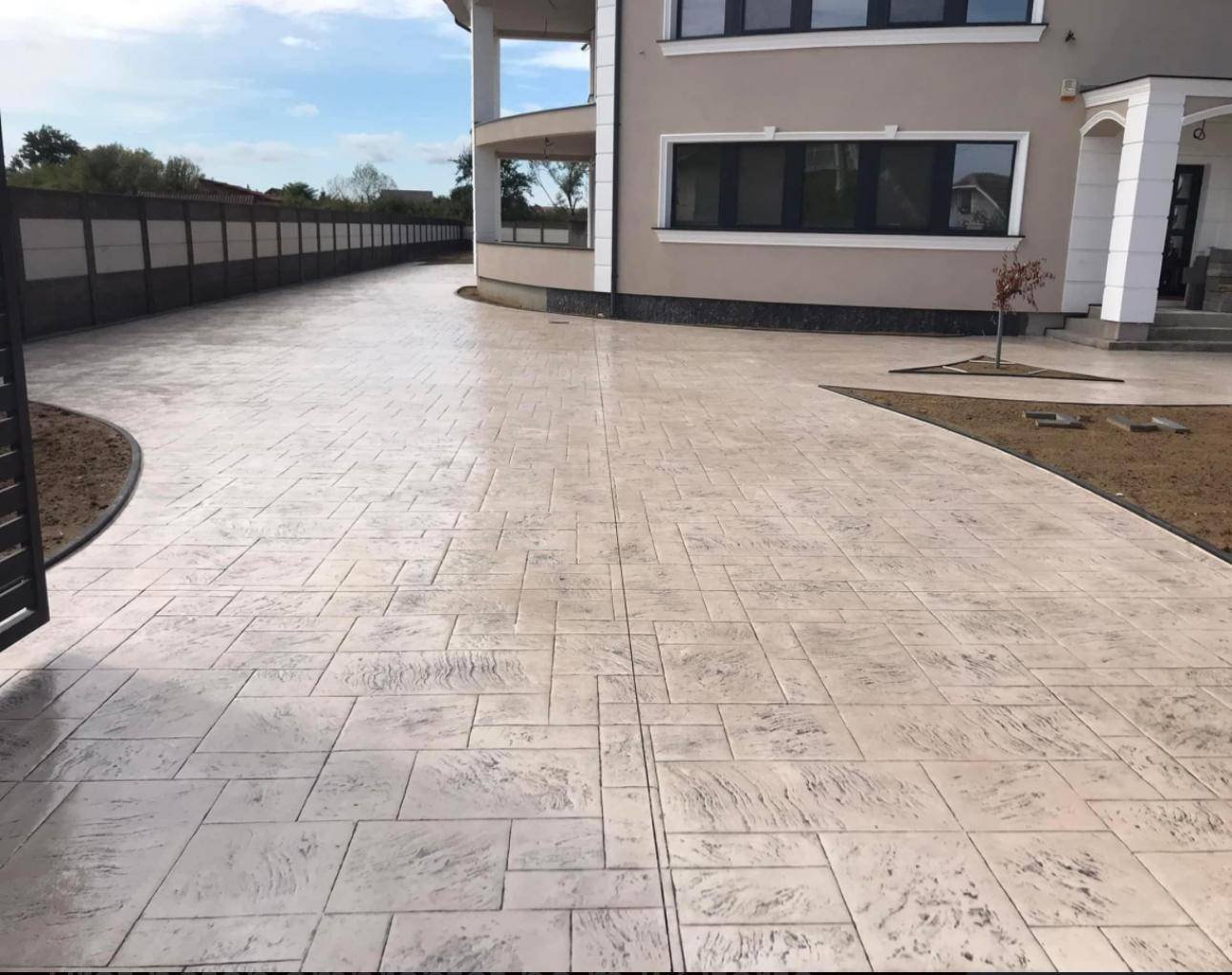 Beton amprentat decorativ pentru curte realizat profesional