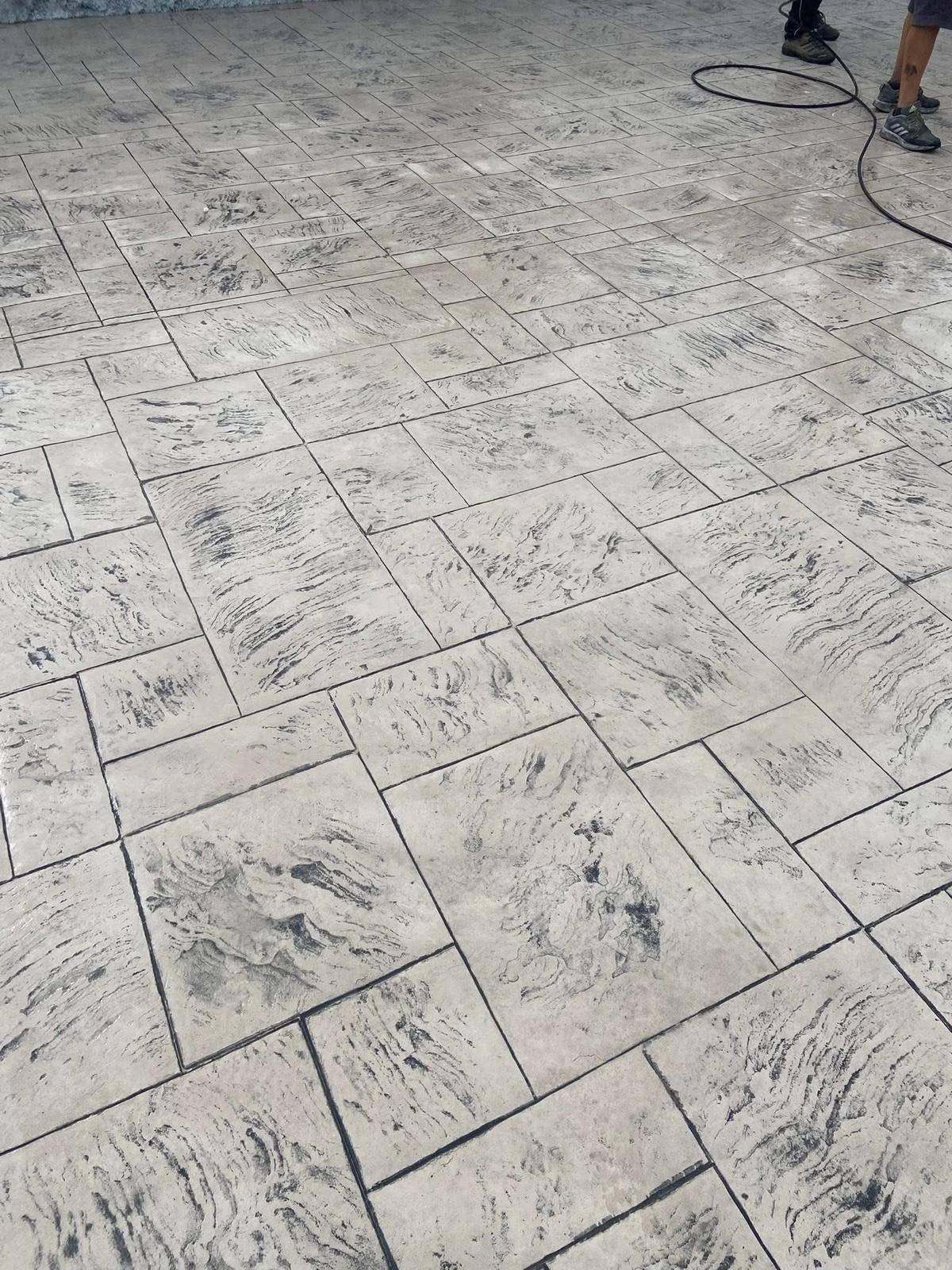 Curte amenajata cu beton amprentat durabil si elegant