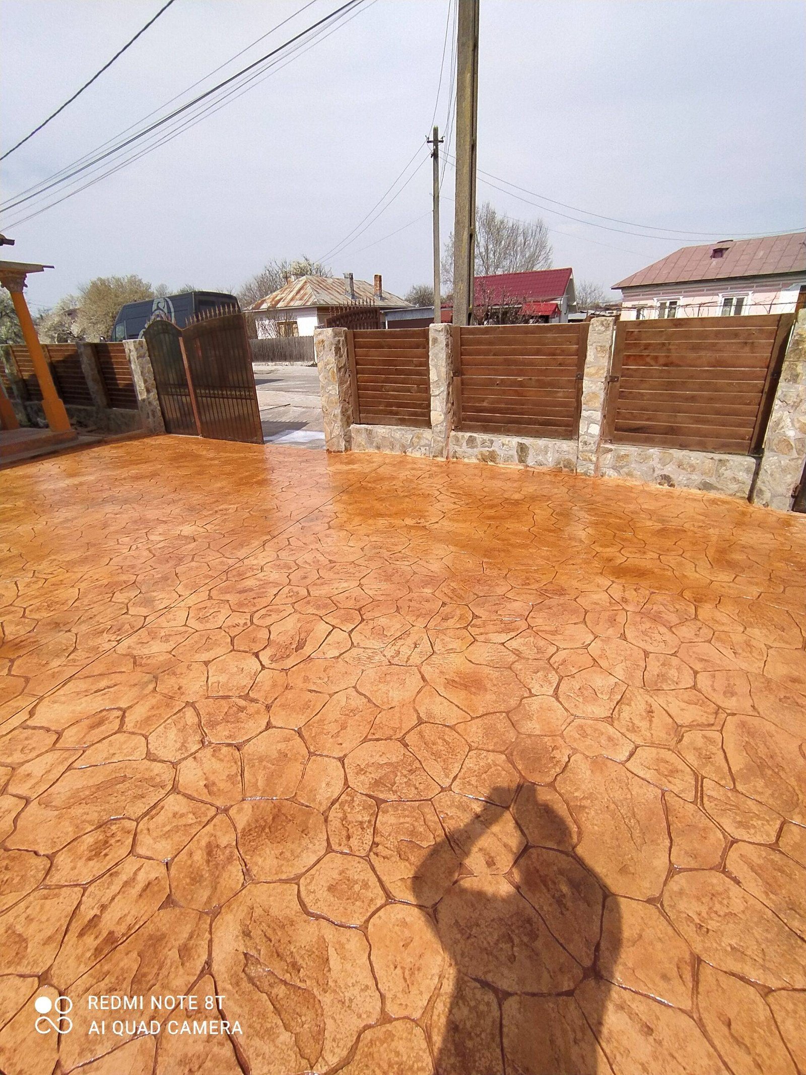 Amenajare moderna cu beton amprentat aspect natural